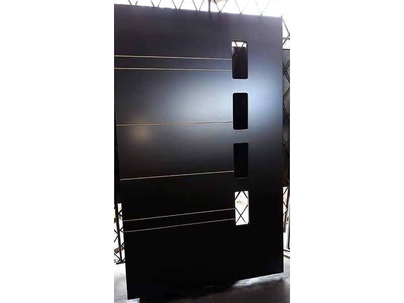 Puerta MDF Negra con Diseño Elegante Ecuador