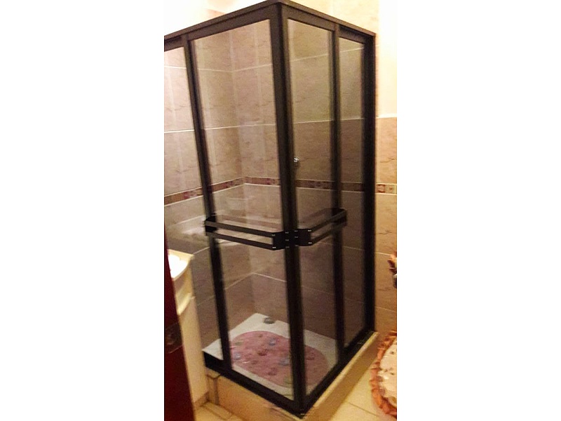Cortinero de Baño con Vidrio Negro Ecuador