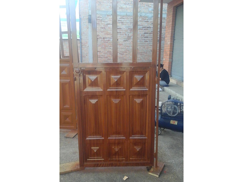 Puerta de Aluminio Diseño Moderno Ecuador
