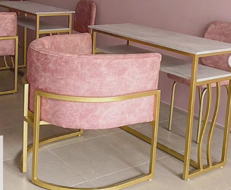 Silla de terciopelo rosa y dorada Ecuador
