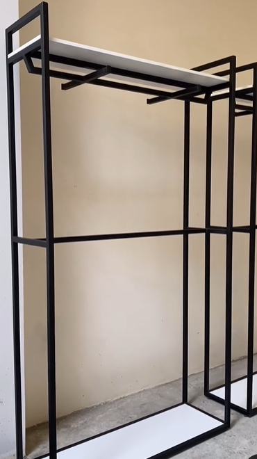 Estante de metal negro  Ecuador