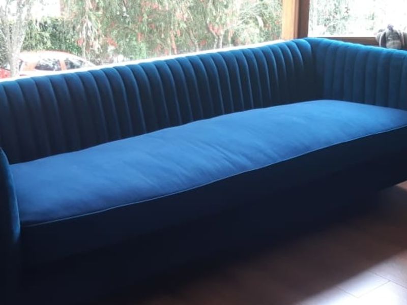 SOFA TERCIOPELO Y PATAS DE ACRILICO