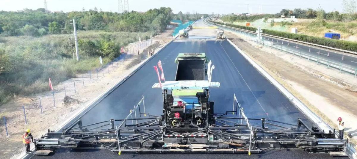 Construcción de autopista CONSTRUCCIONES Y CONSULTORES ASOCIADOS S.A. CCACONSULTSA Ecuador