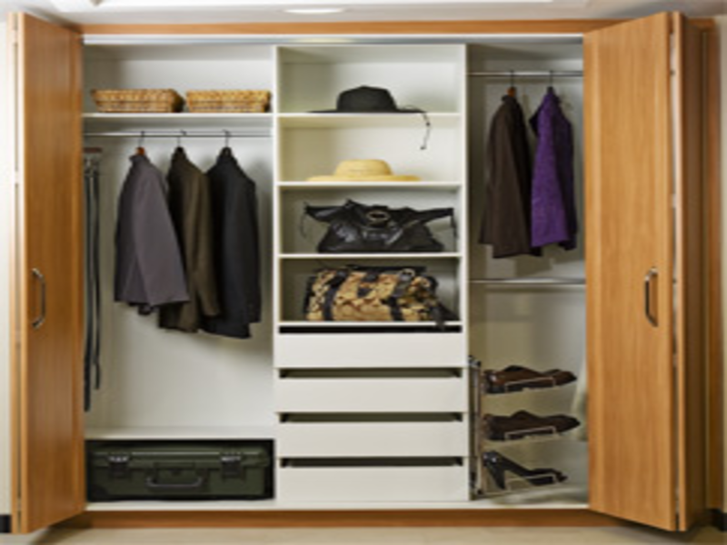 Closet en termolaminado con puertas plegables